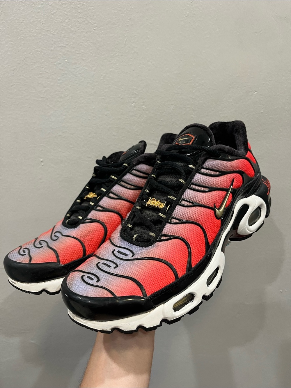 Nike Gradient Red to Pink Air Max Plus TN with Black Accents - Picture 3 of 8